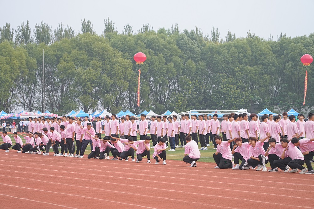 人们在看台上的人在球场上低可信度描述已自动生成