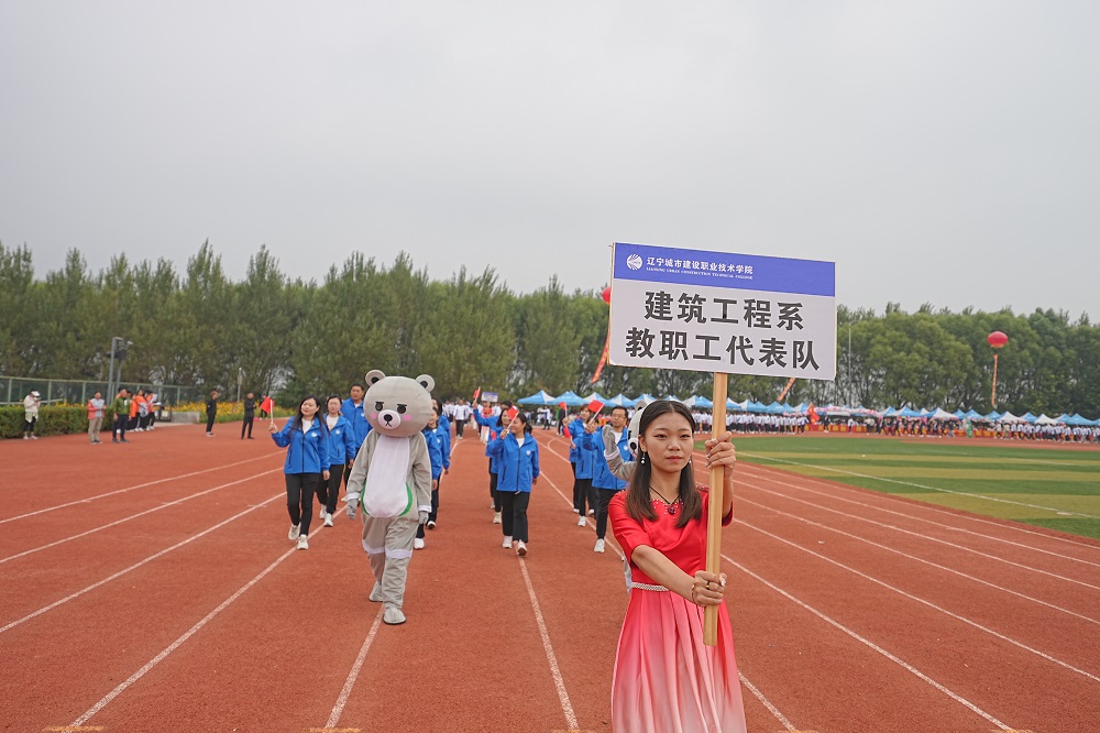 图片包含 户外, 运动, 人, 路描述已自动生成