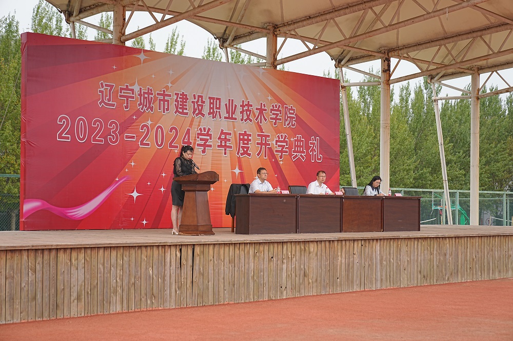 建筑上挂着商铺的招牌中度可信度描述已自动生成