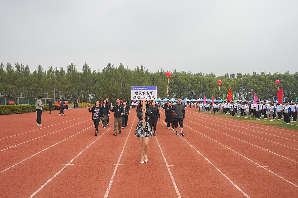 一群人在球场上打球描述已自动生成