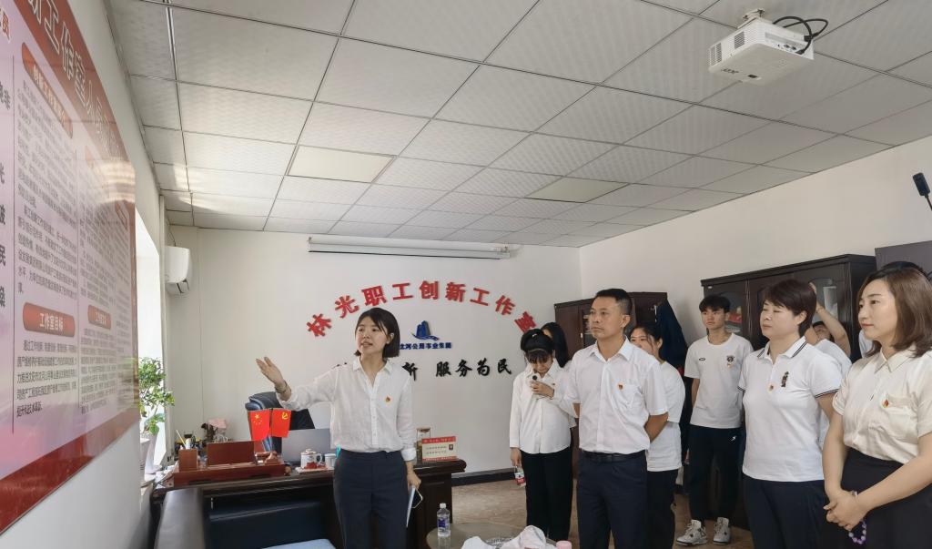 参观劳模工作室