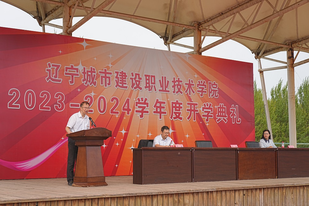 人拿着伞低可信度描述已自动生成