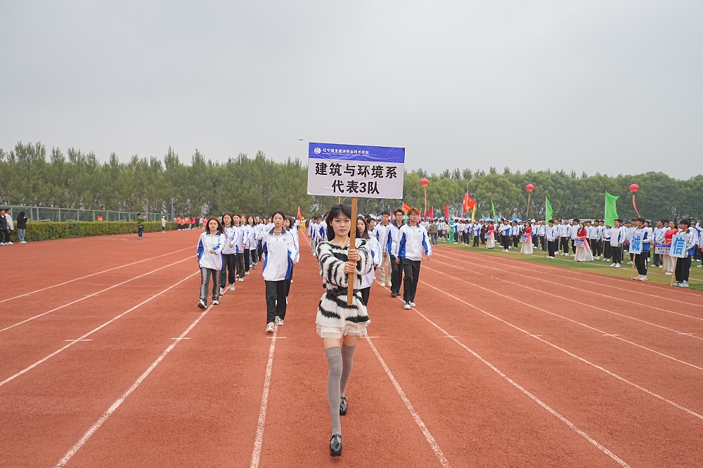 一群人在球场上打球中度可信度描述已自动生成