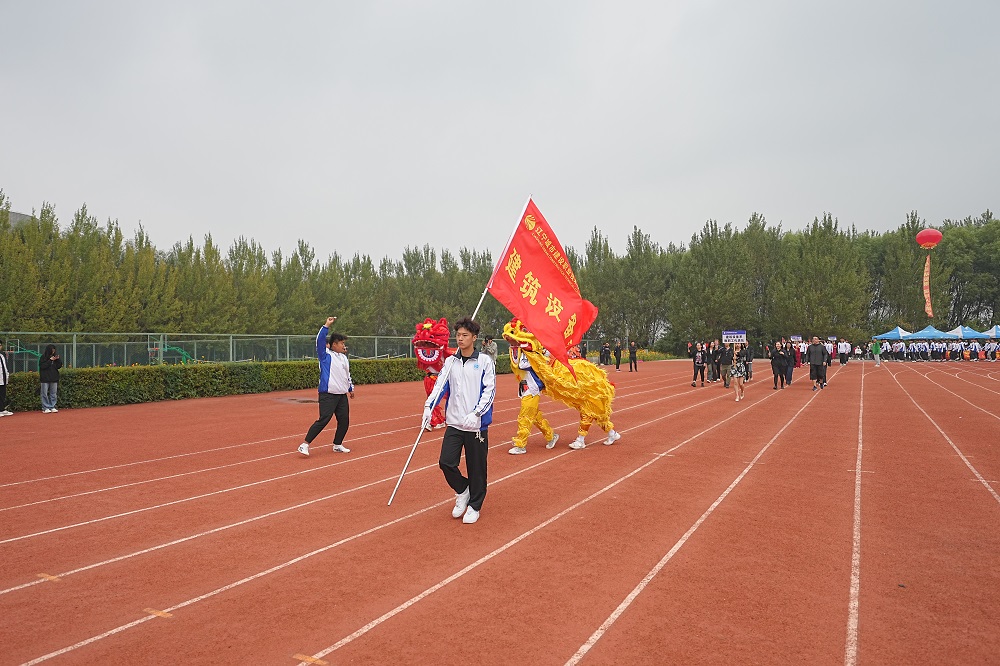 人们在看台上的人在球场上打球低可信度描述已自动生成