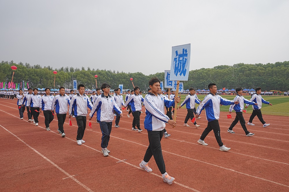 一群人在球场上中度可信度描述已自动生成