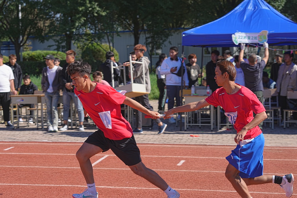 图片包含 户外, 人, 运动, 体育描述已自动生成