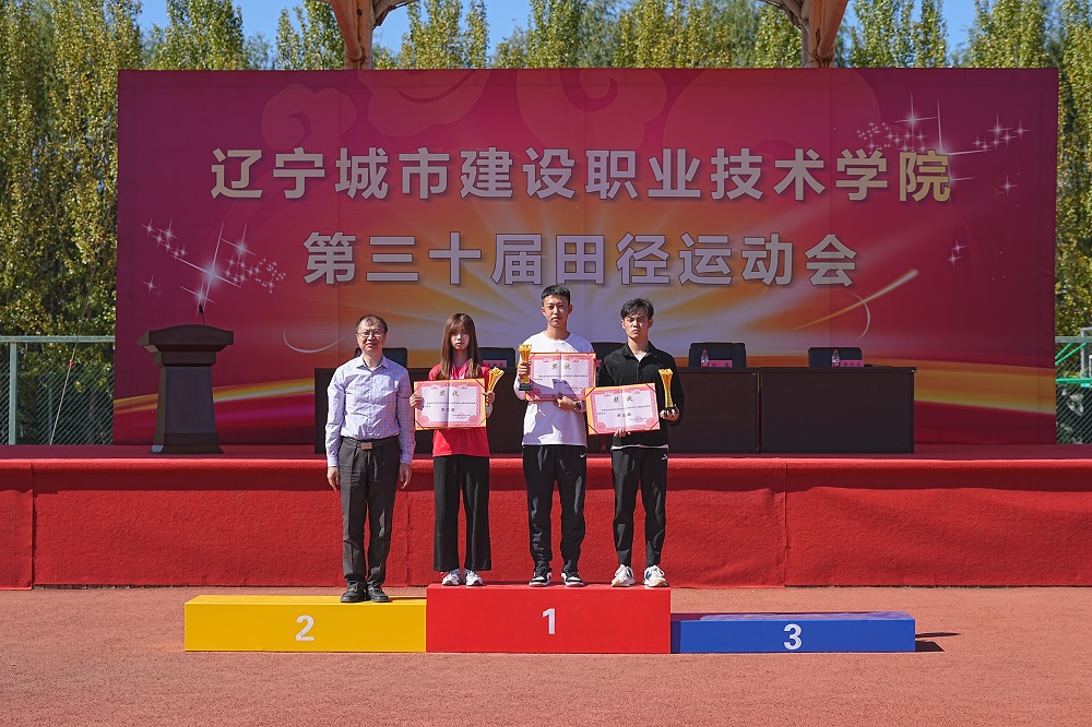 一群人站在台上中度可信度描述已自动生成