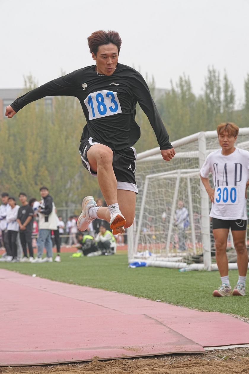 跳起来接飞碟的人描述已自动生成