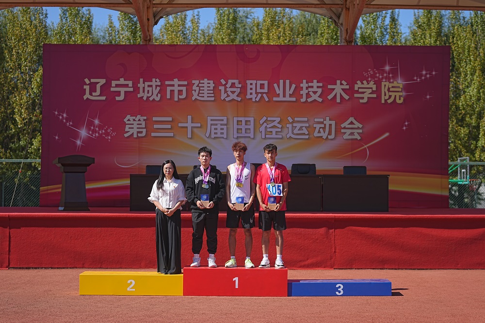 一群人站在台上中度可信度描述已自动生成