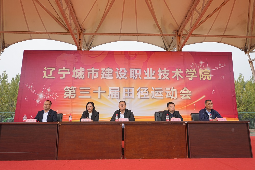 人站在台上中度可信度描述已自动生成