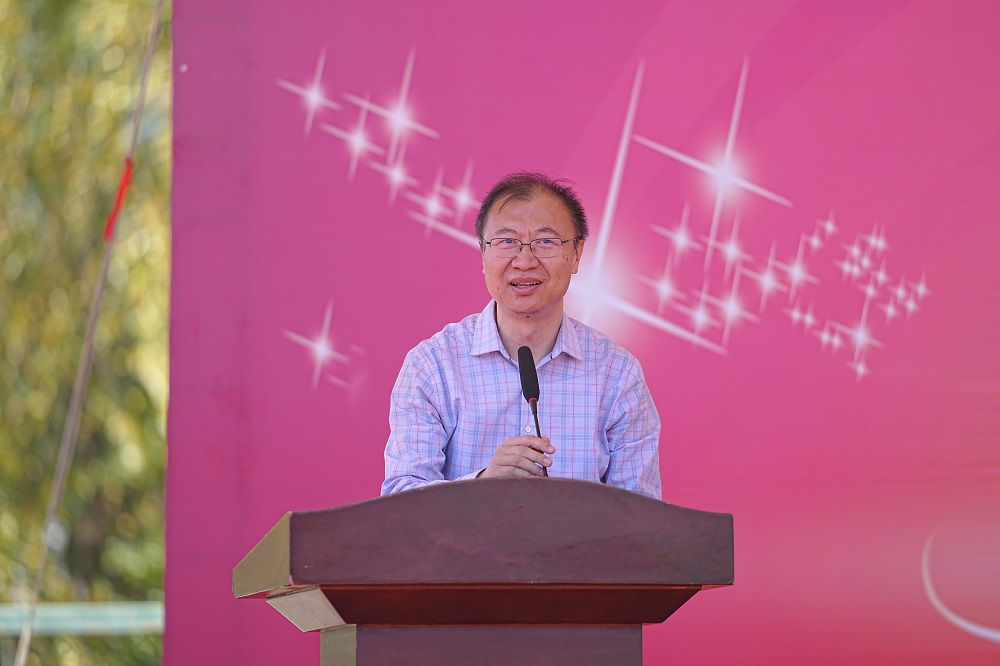 男人站在墙边描述已自动生成