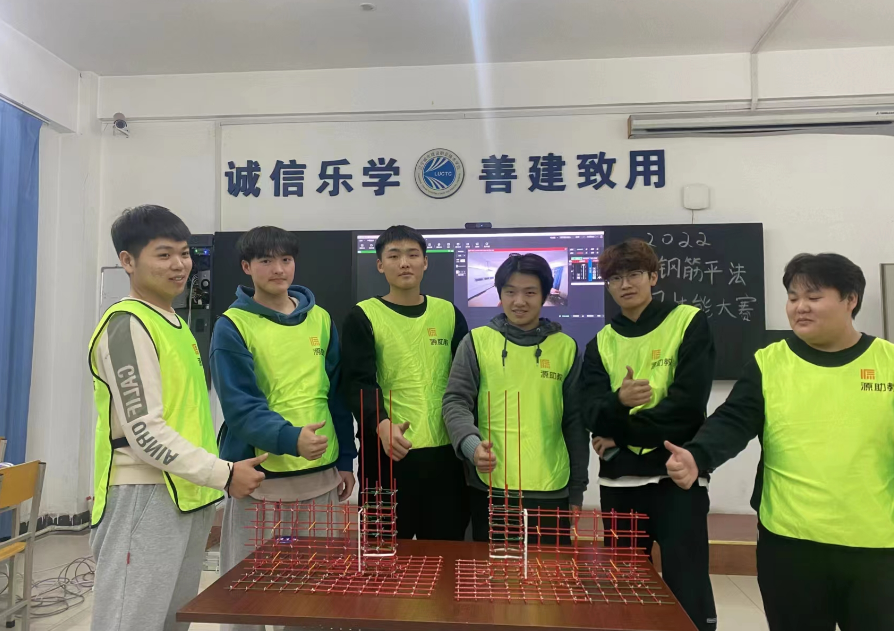 一群人站在室内合影中度可信度描述已自动生成