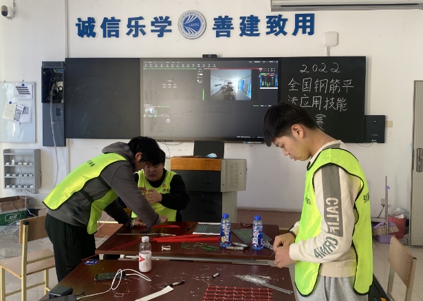 一群人在餐厅里中度可信度描述已自动生成