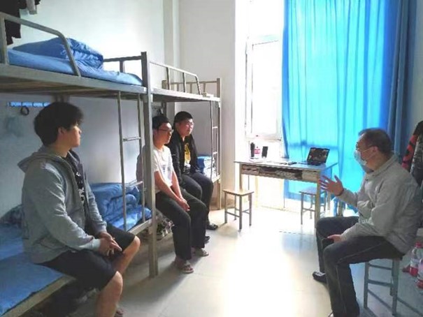 “心系学生成长 携手共抗疫情”院长王斌走访学生寝室