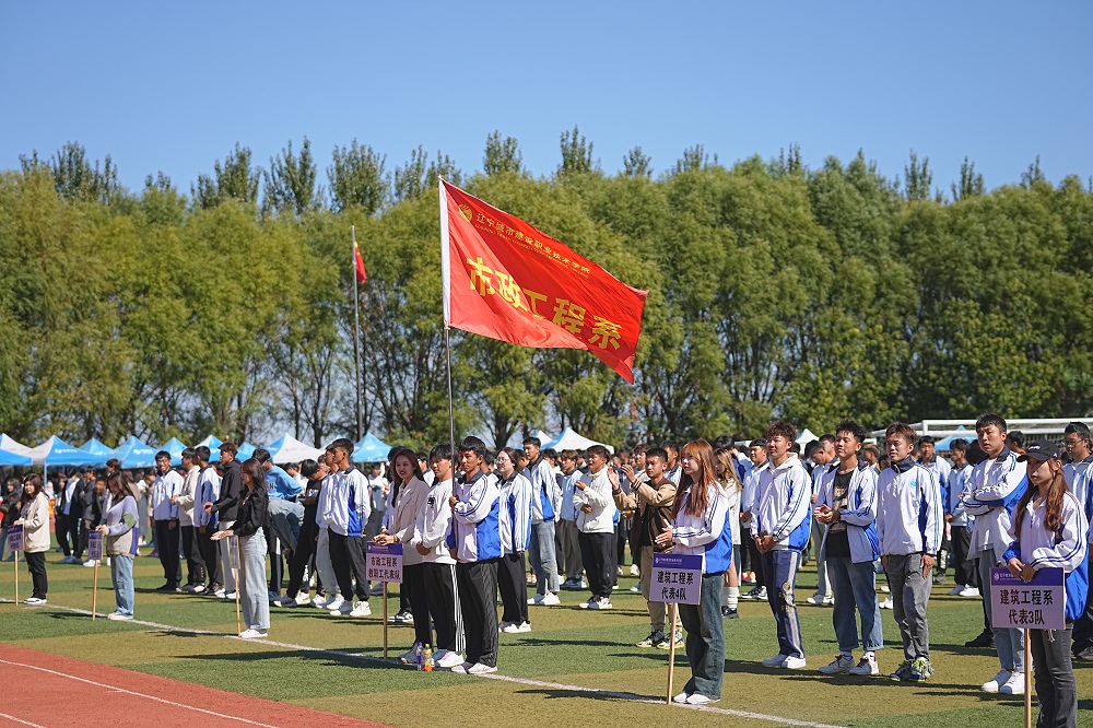 图片包含 户外, 人, 草, 人们描述已自动生成