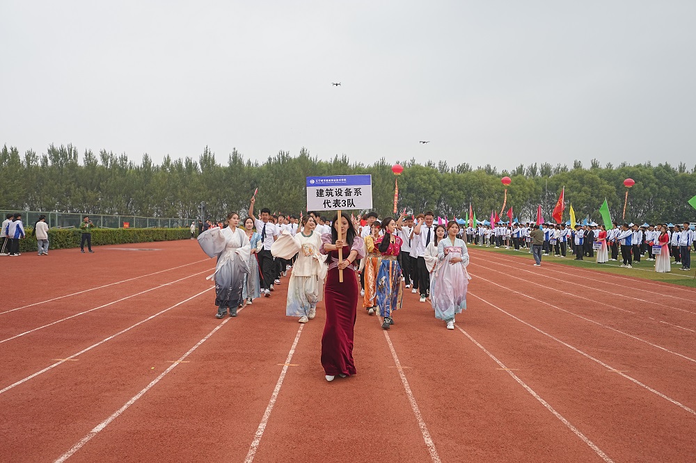 一群人站在篮球比赛描述已自动生成