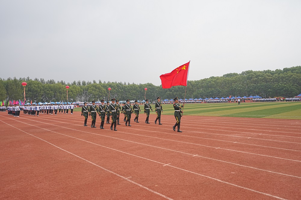 图片包含 户外, 运动, 体育, 人们描述已自动生成